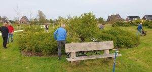 Schoffelen in een perk